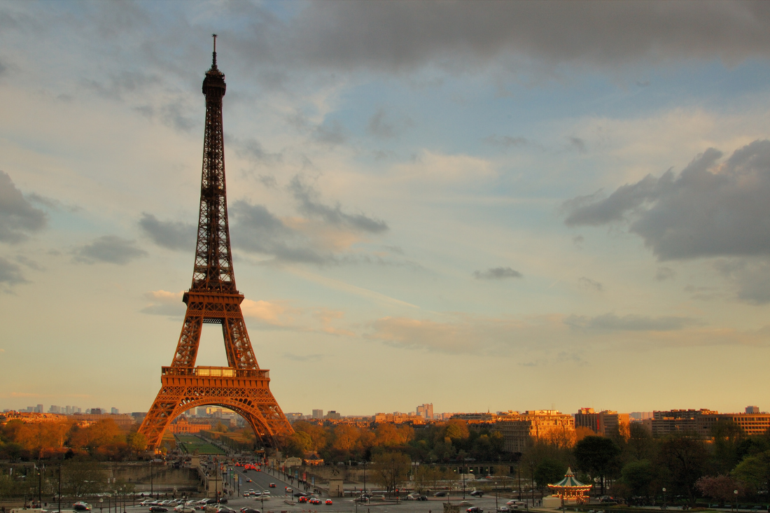 tour Eiffel et voiture